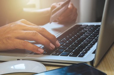 Bilgisayarlı kredi kartıyla online alışveriş.