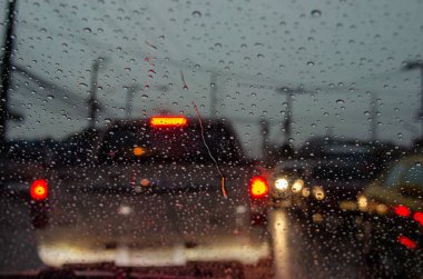 Geceleri araba penceresi yağmur damlaları trafik sıkışıklığı.