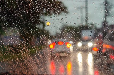 Geceleri araba penceresi yağmur damlaları trafik sıkışıklığı.