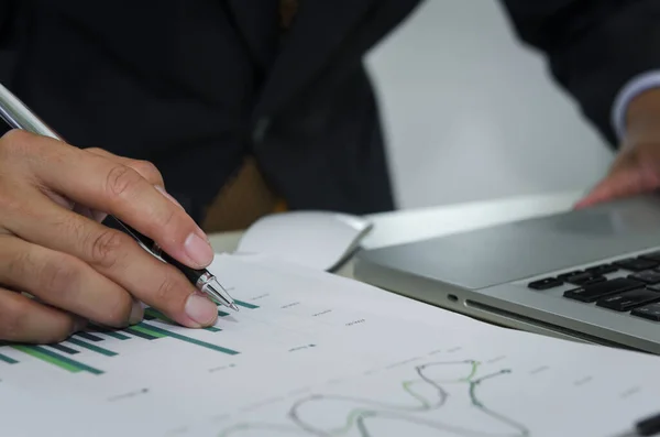 Zakenman Met Pen Bedrijfsdocumenten Rapporten Grafieken Grafieken Van Jaarrekeningen Winstgroei — Stockfoto