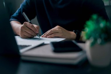 Masadaki iş raporuna yakın çekim. Planlama, veri analizi, finans, üretkenlik ve işyeri belgesi kavramları için ideal.