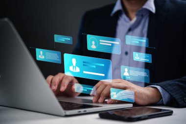 Dijital profil simgeleri olan bir dizüstü bilgisayarda çalışan kişi, çevrimiçi iletişim ve siber güvenliğe odaklanıyor. sanal ağ oluşturma, dijital kimlik ve kişisel veri güvenliği.