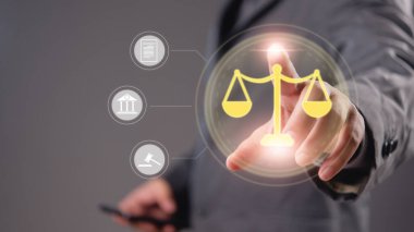 Sanal ekranda adalet ölçeği simgesine dokunan işadamı, dijital hukuk kavramı, hukuki yenilik ve modern ticarette çevrimiçi hukuk hizmetleri.