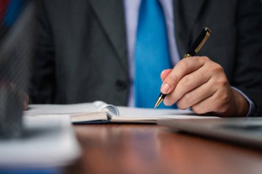 Belge, iş anlaşması, yasal evraklar ve profesyonel ofis iş akışı üzerine iş yazarlığı veya sözleşme imzalanması.