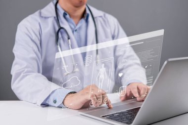 Doktor ya da tıp araştırmacısı, sağlık teknolojisi, yapay zeka ve dijital tıbbi yenilikler hakkında hasta verilerini analiz ediyor. Araştırma ve tanı konularında modern sağlık bulutu kavramı.