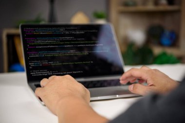 JavaScript içerisinde gerçek zamanlı izleme ve geliştirilmiş güvenlik özellikleri olan izinsiz giriş sistemi kodu üzerinde çalışan geliştirici.
