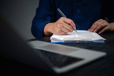 İşadamı kalemle sözleşme imzalıyor. Kurumsal iş ortamında resmi evrakları temsil eden yasal anlaşma ve imza onay süreci.