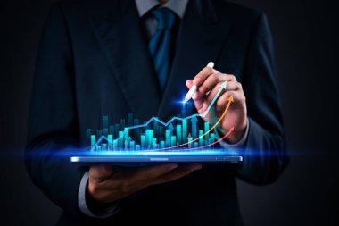 Tablet üzerinde dijital grafik ve büyüme tabletine sahip iş analizleri ve ok eğilimi ve hisse senedi pazarlı finansal teknoloji.