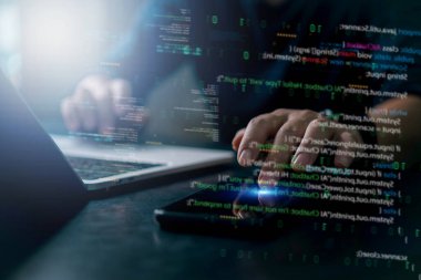 Karanlık odada fütüristik arayüzü olan geliştirici kodlaması. İkili ve kaynak kod yansımaları sistem analizini ve siber zekayı gösterir.