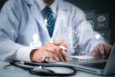 Tıbbi uzman hasta veri analizi için dijital tablet üzerindeki yapay zeka arayüzü ile etkileşimde. Sağlık teknolojisi, sağlık hizmetleri, hasta bakımı ve tıbbi yazılım için en iyisi..