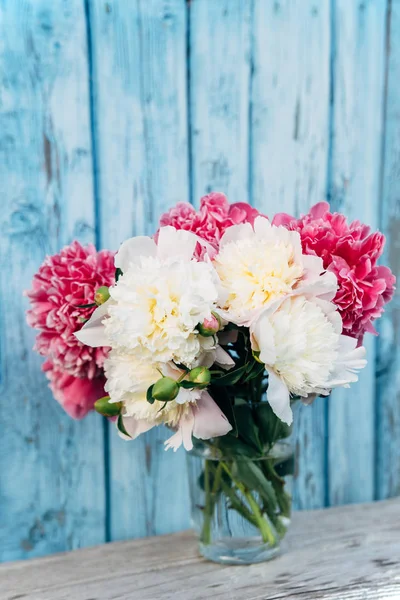 Strauß rosa und weißer Pfingstrosen — Stockfoto