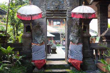 Otelin girişinde taş heykeller 