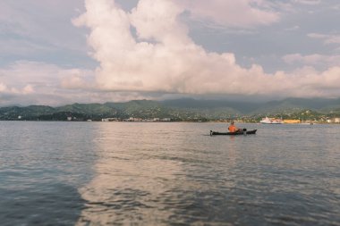 Gün batımında Karadeniz'de tekne