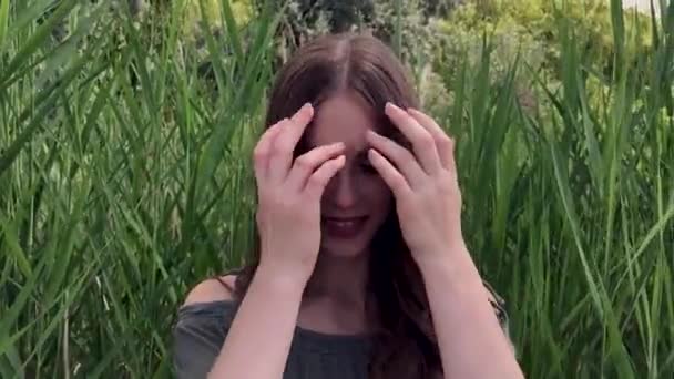 Bela menina sorriso na grama verde — Vídeo de Stock