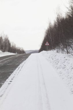 Rus kış yolun üzerinde oraya gidince arabalar bekler