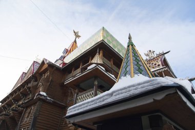 Eski Rus binalar bir kule olarak adlandırılır ve ziyaretçiler için bekleyin