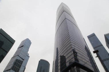 Modern yüksek bina büyük şehirde standları ve uzaklardan görülebilir