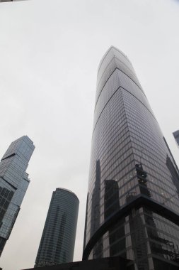 Modern yüksek bina büyük şehirde standları ve uzaklardan görülebilir