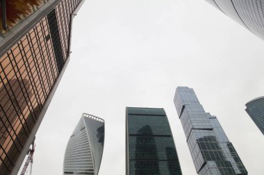 Modern yüksek bina büyük şehirde standları ve uzaklardan görülebilir