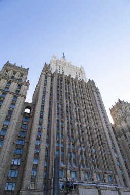 Modern yüksek bina büyük şehirde standları ve uzaklardan görülebilir