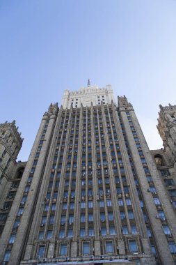 Modern yüksek bina büyük şehirde standları ve uzaklardan görülebilir