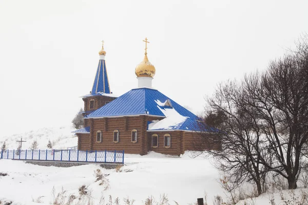 Деревянная Православная Церковь Стоит Снегом Среди Снежных Просторов — стоковое фото