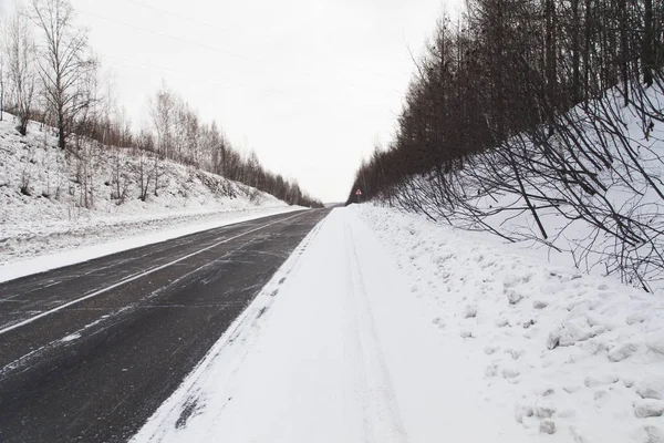 Carretera Rusa Invernal Espera Cuando Sobre Ella Van Los Coches — Foto de Stock