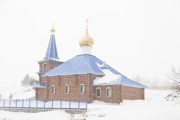 Деревянная Православная Церковь Стоит Снегом Среди Снежных Просторов — стоковое фото