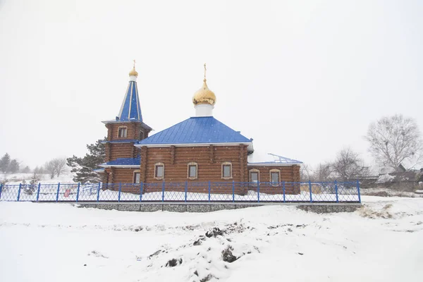 Деревянная Православная Церковь Стоит Снегом Среди Снежных Просторов — стоковое фото