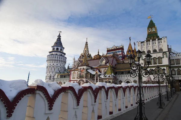 Eski Rus binalar bir kule olarak adlandırılır ve ziyaretçiler için bekleyin