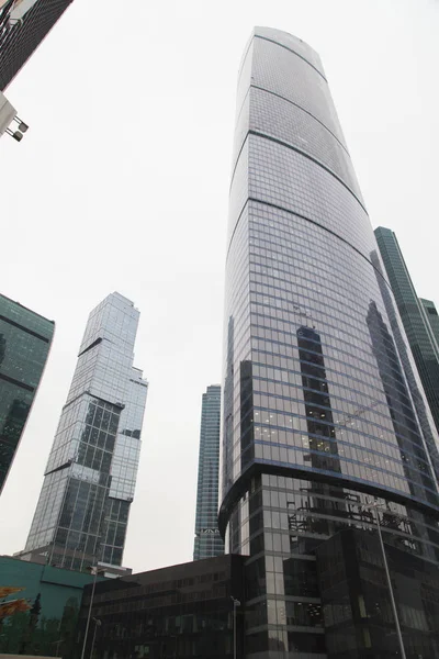 Modern Yüksek Bina Büyük Şehirde Standları Uzaklardan Görülebilir — Stok fotoğraf