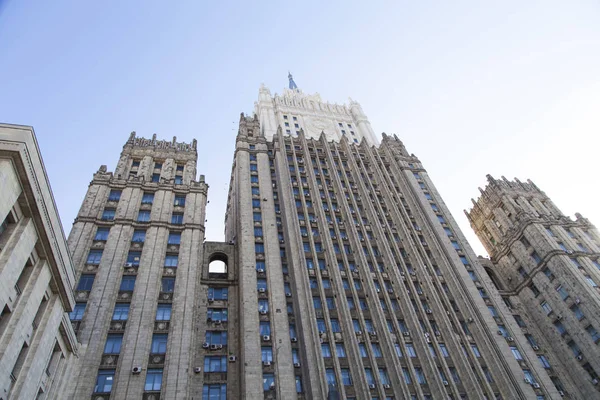 Modern yüksek bina büyük şehirde standları ve uzaklardan görülebilir