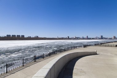 Nehir için buz kır aç bekler