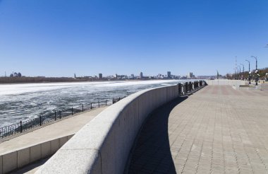 Nehir için buz kır aç bekler