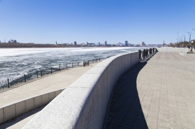 Nehir için buz kır aç bekler