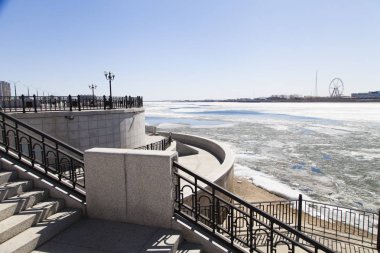 Nehir için buz kır aç bekler