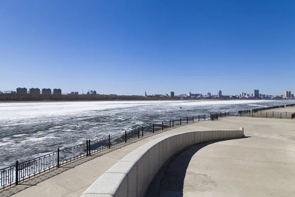 Nehir için buz kır aç bekler