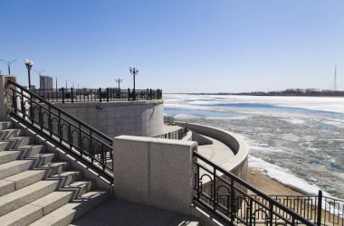 Nehir için buz kır aç bekler