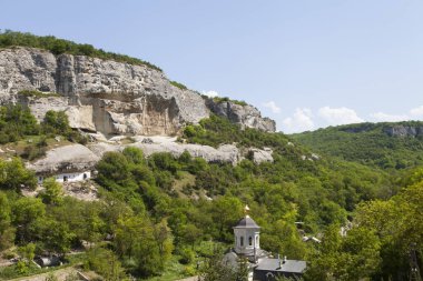 Ortodoks Kilisesi Dağları'nda bir ulaşmak zor yerinde inşa edilmiştir