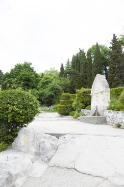 Güzel yaz bahçe tatilcilerin için yolları sağlamaya hazırdır