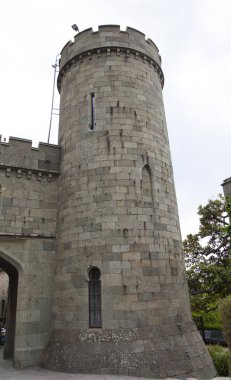 Eski güzel kale dağlar ve çiçekler arasında inşa edilmiştir