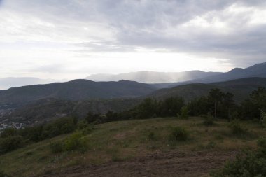 Bulutlar dağlar üzerinde son kirişler güneş doğmak üzere izin verme