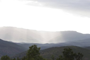 Bulutlar dağlar üzerinde güneş ışınları için doğmak üzere izin verme