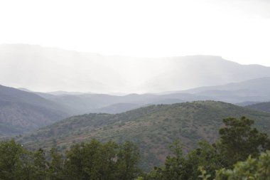 Bulutlar dağlar üzerinde güneş ışınları için doğmak üzere izin verme