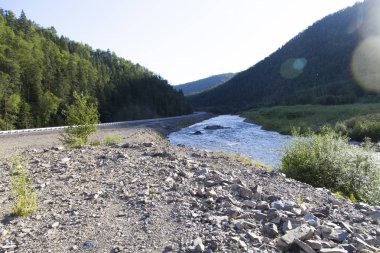 Sadece nehirler, dağın çevresinde ve yeterince insan değildir