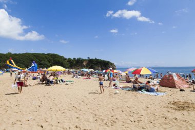Deniz ve parlak yaz güneşin ışınları Beach'de
