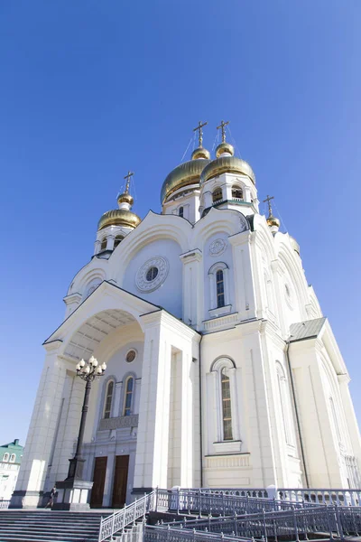 美丽的东正教教堂在阳光下闪闪发亮 — 图库照片