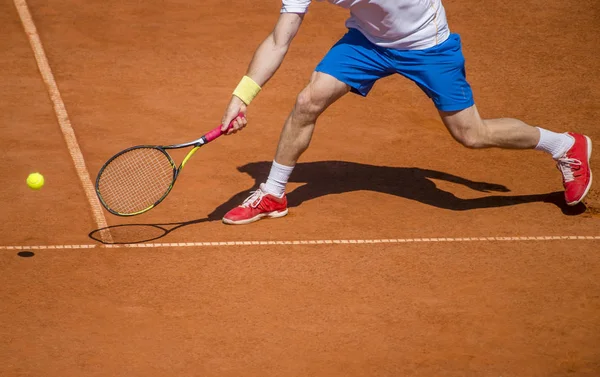 Manlig Tennisspelare Aktion Planen Solig Dag — Stockfoto