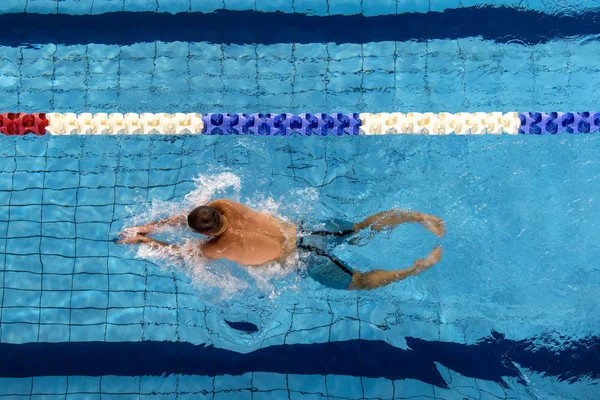 Jovens Male Swimmer Exercício Freestilo Nadando Linha Pista Piscina Splashing — Fotografia de Stock