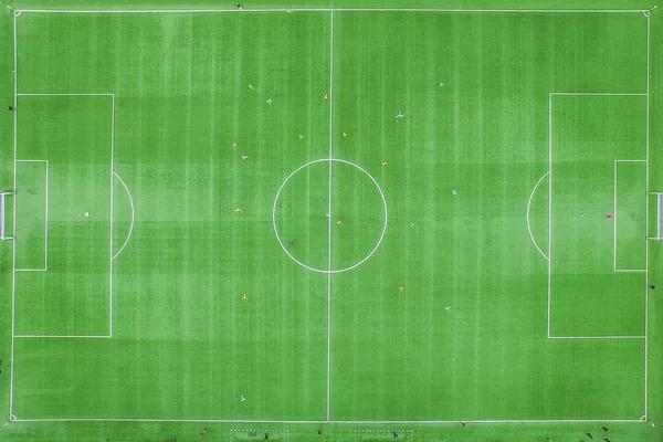 Klasik stadyum kuş bakışı görünüme üzerinden. Drone görünümü. Yeşil futbol futbol sahası. Havadan görüntüleri.